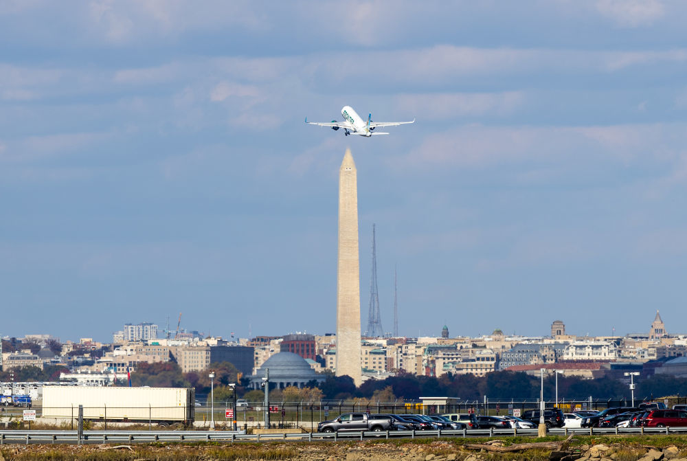 11月1日,一架飞机从美国弗吉尼亚州阿灵顿的里根国家机场起飞。新华社记者胡友松摄