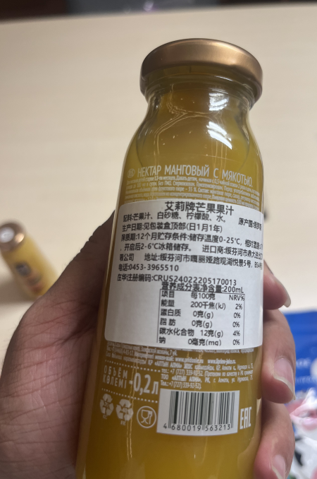 ◆东方宝泰的“万俄优选店”，店内芒果汁的包装上写着“原产国：俄罗斯”。拍摄：一墨