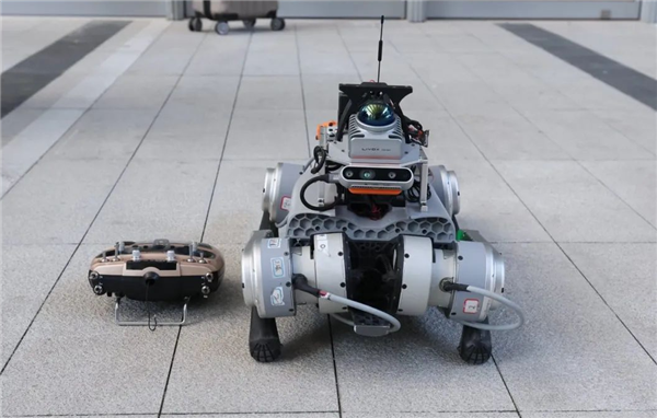 能送药、会唠嗑,这只杭州造机器狗如何“跑”进百姓生活