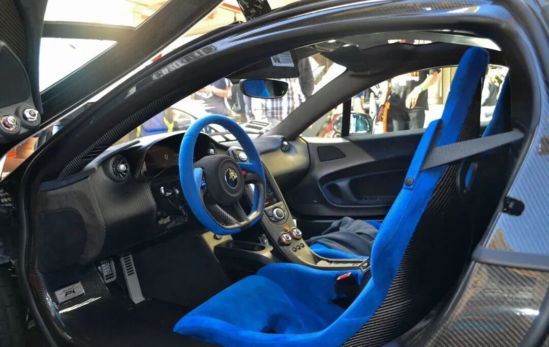 〓 迈凯伦内饰,蓝色部分都是聚酯纤维