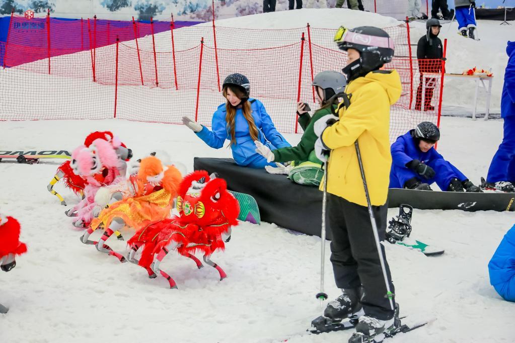 5月1日,广州热雪奇迹滑雪场内的机器狗表演。新华社发