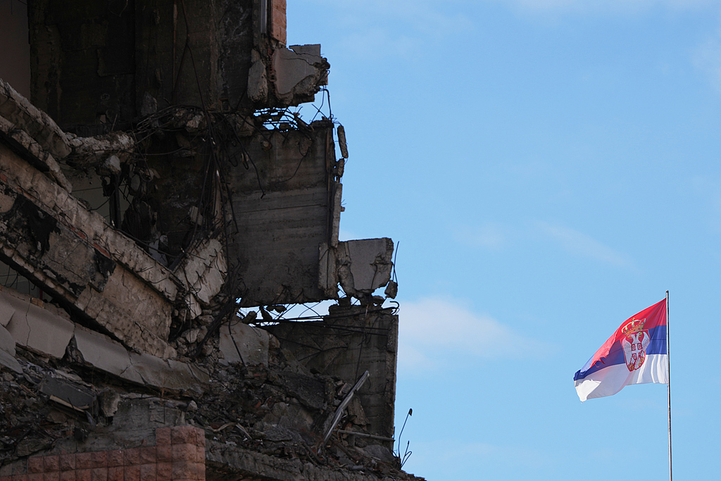 当地时间11月4日,塞尔维亚贝尔格莱德,左侧是1999年北约轰炸中被摧毁的前南斯拉夫军队总部。视觉中国