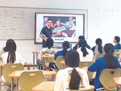 罗斯在讲课。本文图片均由受访者提供