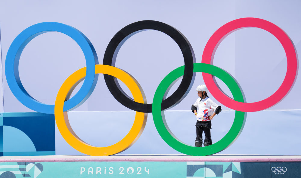 2024年8月6日,巴黎奥运会滑板女子碗池预赛在巴黎协和广场举行,中国选手郑好好在比赛中。新华社记者 杜宇 摄