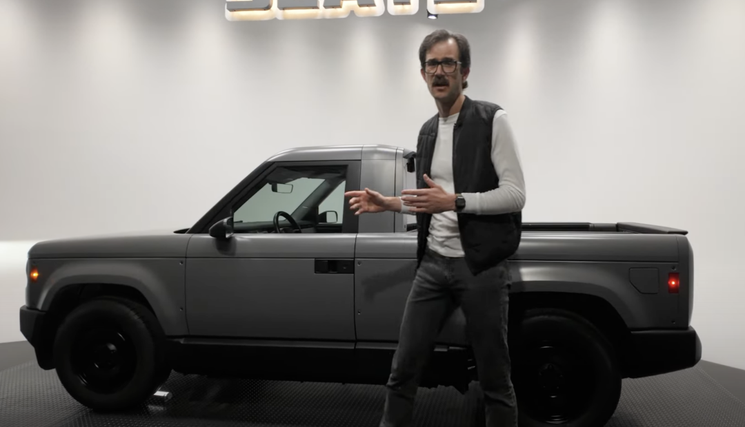 和人（主持人身高 1.9 米）对比 Slate 真的很像大玩具｜图源：MotorTrend