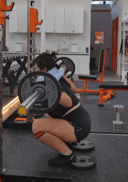 ▲王女士在做深蹲训练