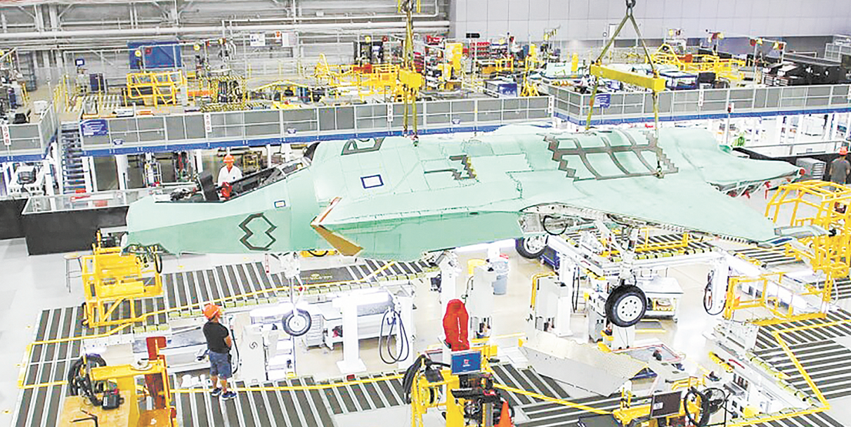 美报告曝光洛克希德&middot;马丁公司对F-35战斗机的生产和维护存在诸多问题。图为F-35总装生产线。