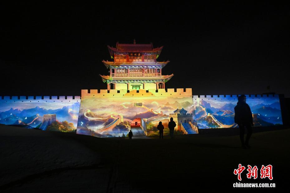 10月28日,在位于甘肃省嘉峪关市嘉峪关文物景区内,游人夜游嘉峪关灯光剧。“天下第一雄关”嘉峪关的夜游灯光剧,通过融合激光投影、数字科技、实景演艺等多种形式,用光影讲述长城故事,使游客在光影交错中深度体验嘉峪关的独特历史文化魅力。该灯光剧从青史留名的张骞、霍去病、玄奘,到默默无闻的长城工匠、普通士兵,从人物出发用光影让他们的故事变得鲜活,以人物带游人穿越历史。中新社记者 李亚龙 摄