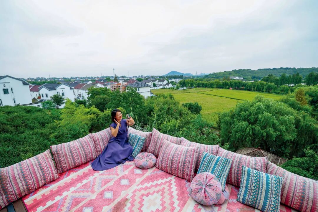 浙江嘉兴市海盐县沈荡镇,旅居在“桃源文溪”山村景区的游客。图/新华