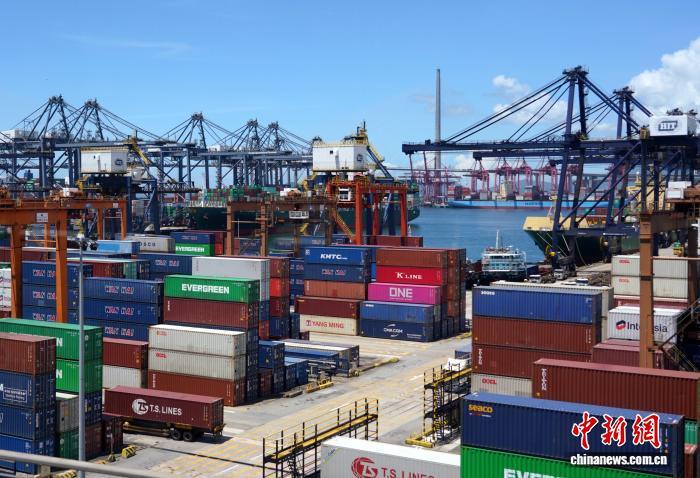 香港特区政府财政司司长陈茂波11月16日表示，2025年前三季度香港商品出口按年实质显著增长11.3%。图为香港葵涌货柜码头资料图。中新社记者 张炜 摄