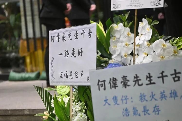 ◎ 12月18日,火灾中殉职的消防员何伟豪的殡仪馆前