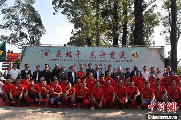 当地时间5月31日，巴西瑞安商会和巴西青田同乡总会在巴西圣保罗联合举办“庆端午，龙舟竞渡”活动，吸引近500名侨胞和巴西友人参加。图为瑞巴西青田龙舟队颁奖后合影。 中新社记者 林春茵 摄