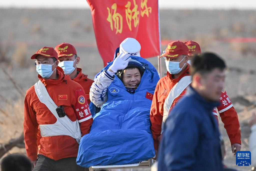 11月14日,载着神舟二十号航天员乘组的神舟二十一号载人飞船返回舱在东风着陆场成功着陆。这是航天员王杰安全顺利出舱。新华社记者 李志鹏 摄