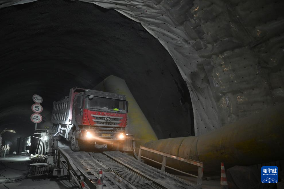 施工车辆行驶在昭温公路西天山特长隧道右洞内(10月5日摄)。新华社记者 胡虎虎 摄