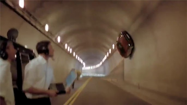 i8和卡车对撞之后:最该被喷的或许不是理想