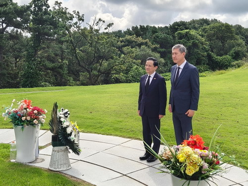 2025年8月19日,驻韩国大使戴兵赴坡州祭扫韩国前总统卢泰愚墓地,卢泰愚之子、韩国东亚文化中心院长卢载宪陪同。外交部