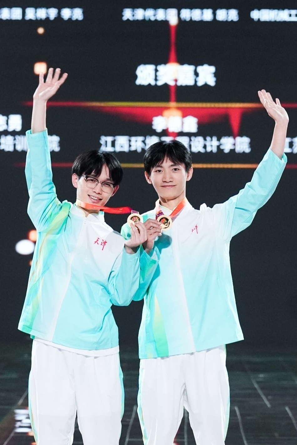 胡亮(左)与同伴斩获金牌(央广网发 天津职业技术师范大学供图)