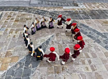 村民在排练场跳锅庄。新华网发 彭玮希摄