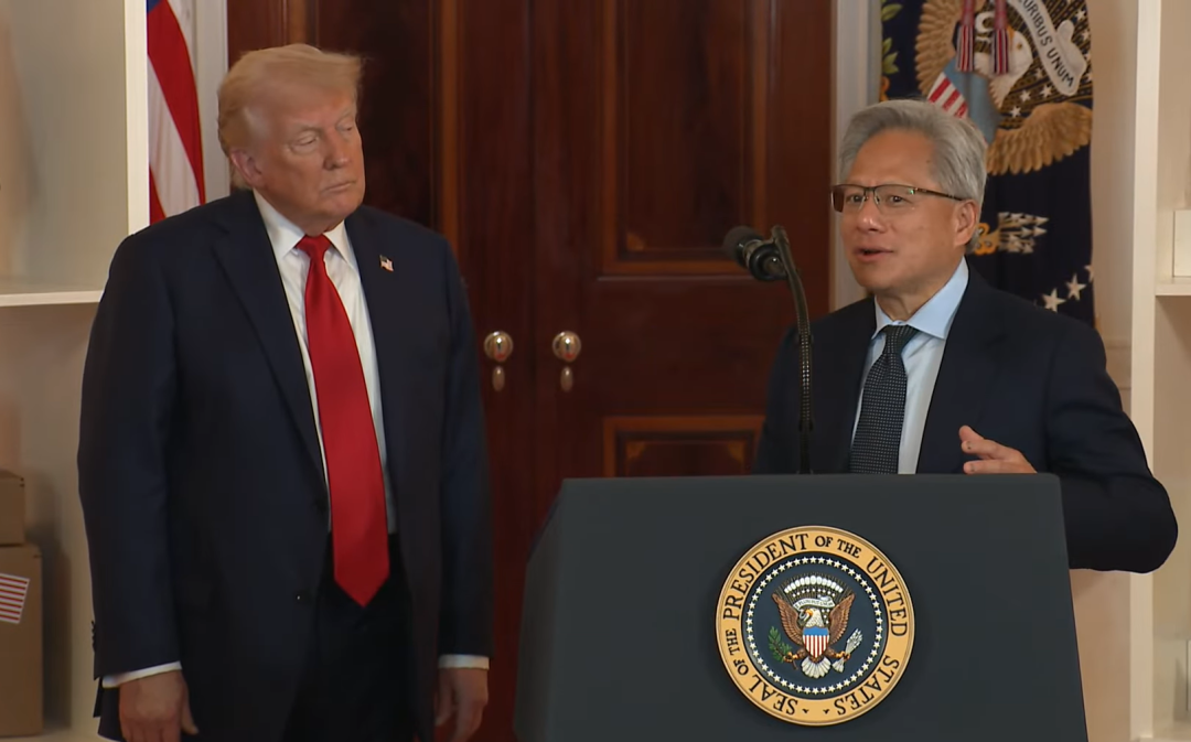 ▲今年4月,特朗普与黄仁勋在白宫宣布,英伟达将向美国制造业投资5000亿美元。