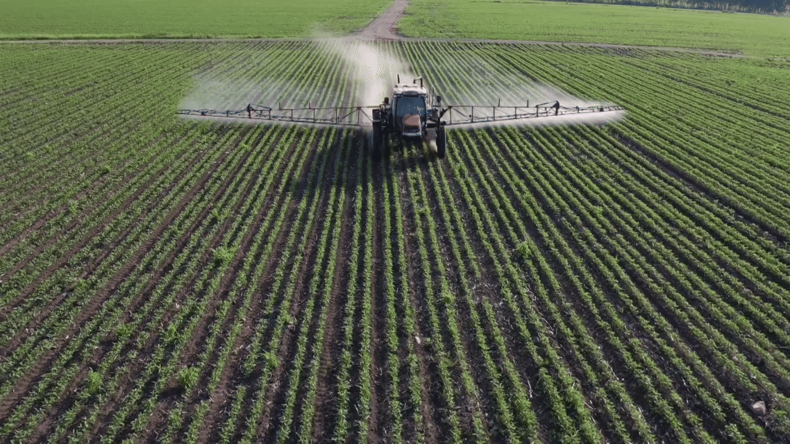 农业机械正在田间作业（央广网发 王凯超 摄）