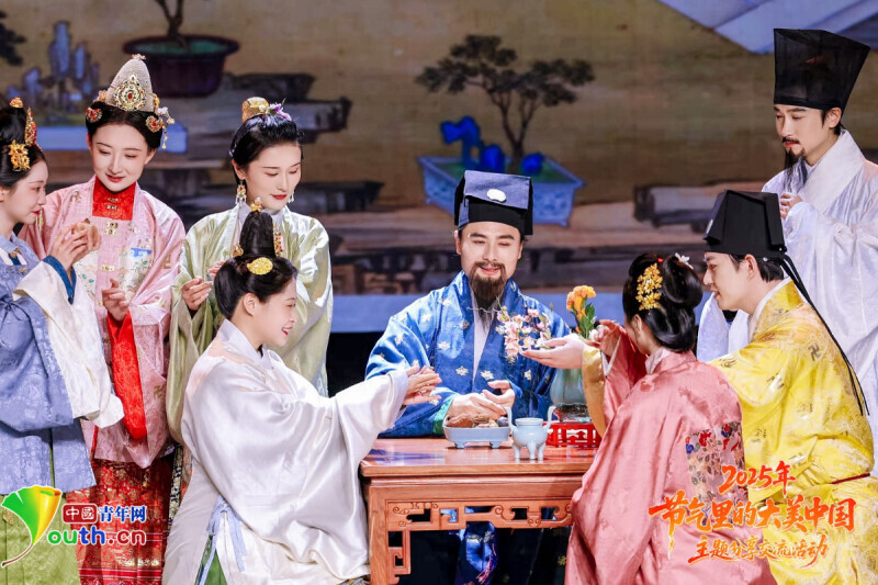 中国古代服饰复原实践基地、中国衣冠服饰复原团队表演《传统秋季仪式复现》。中国青年网记者 高蕾 摄