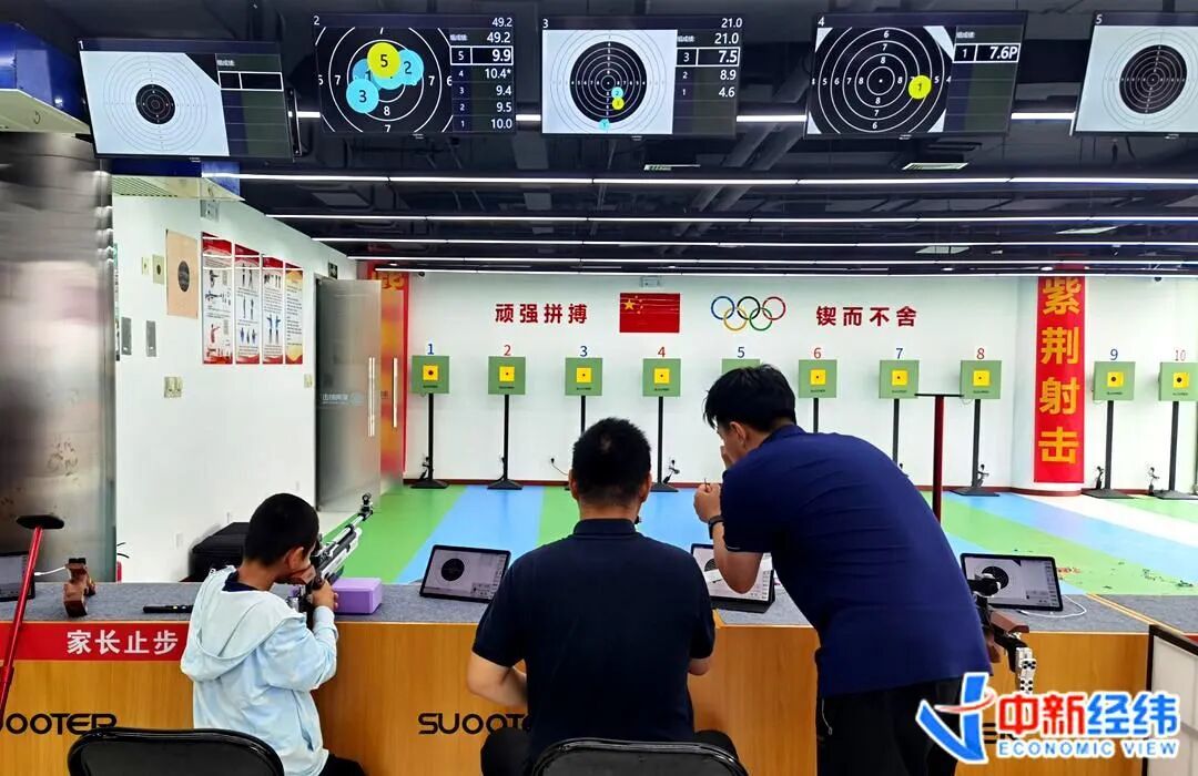 教练指导学员射击 中新经纬 周奕航摄