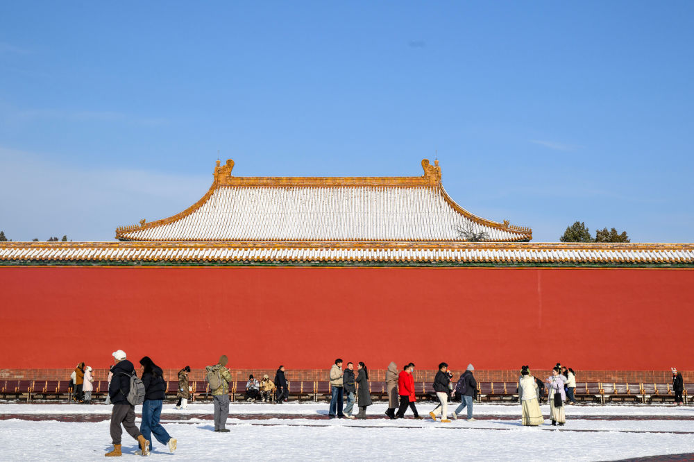 2025年12月13日,游客在雪后初霁的故宫游览。新华社记者 金良快 摄