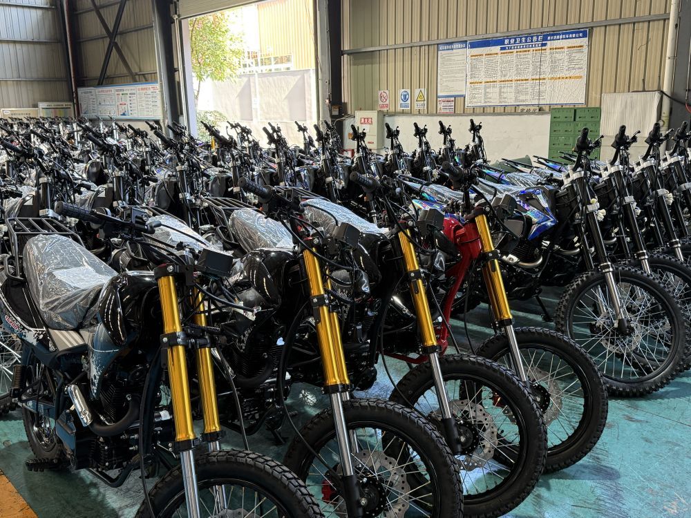 重庆浩森摩托车有限公司工厂内正待出口的摩托车。新华社记者 李晓婷 摄