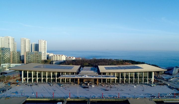 上合青岛峰会主会场外景(2018年5月18日摄)。新华社发(中建八局供图)