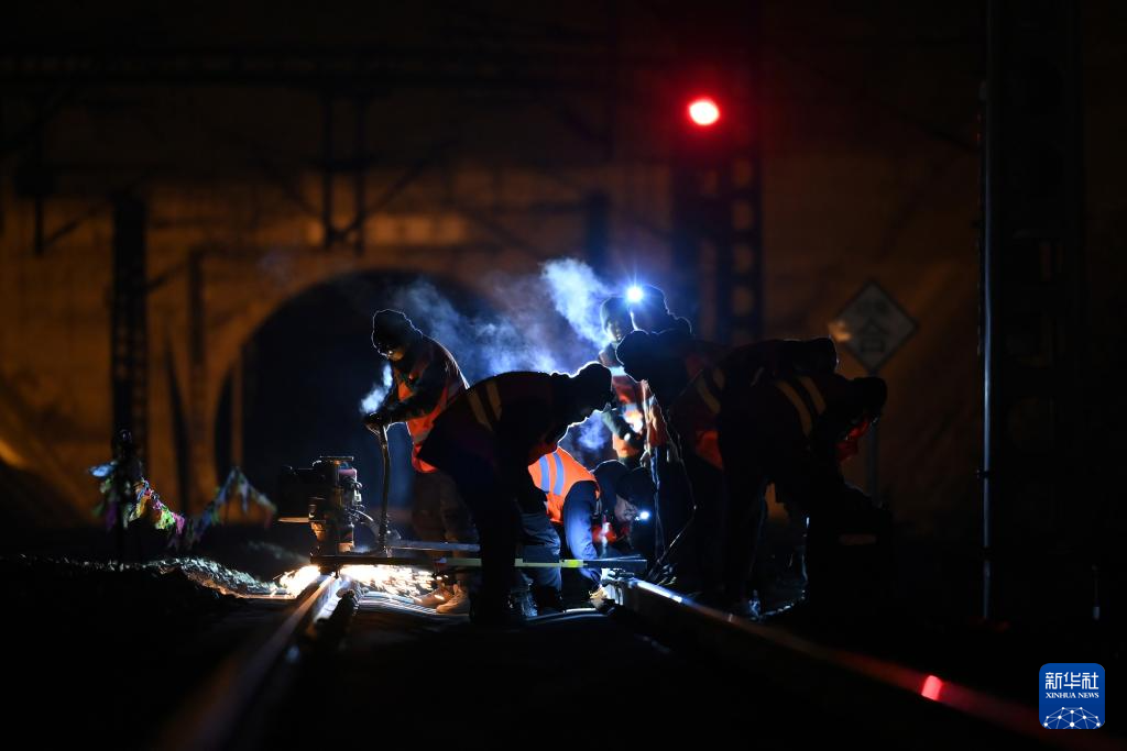 中国铁路太原局集团有限公司太原南工务段吕梁线路车间铁路维修工在进行维修作业（1月9日摄）。