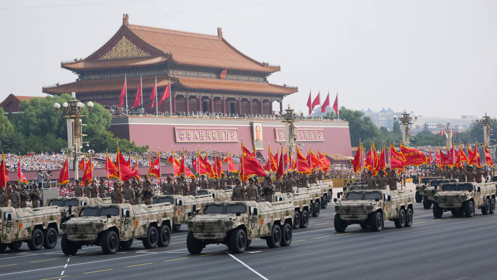 2025年9月3日,纪念中国人民抗日战争暨世界反法西斯战争胜利80周年大会在北京隆重举行。这是战旗方队接受检阅。新华社记者 王建华 摄