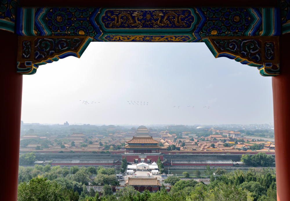 2025年/纪念中国人民抗日战争暨世界反法西斯战争胜利80周年大会在北京隆重举行,空中护旗梯队与故宫“同框”/摄影:王婧嫱