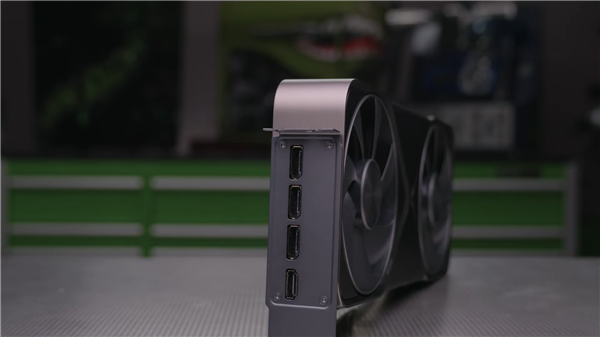 NVIDIA RTX 5090公版显卡官方开箱:包装设计彻底改变!