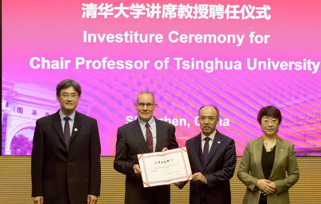 查尔斯·利伯(左二)今月正式入职清华 清华大学国际研究生院