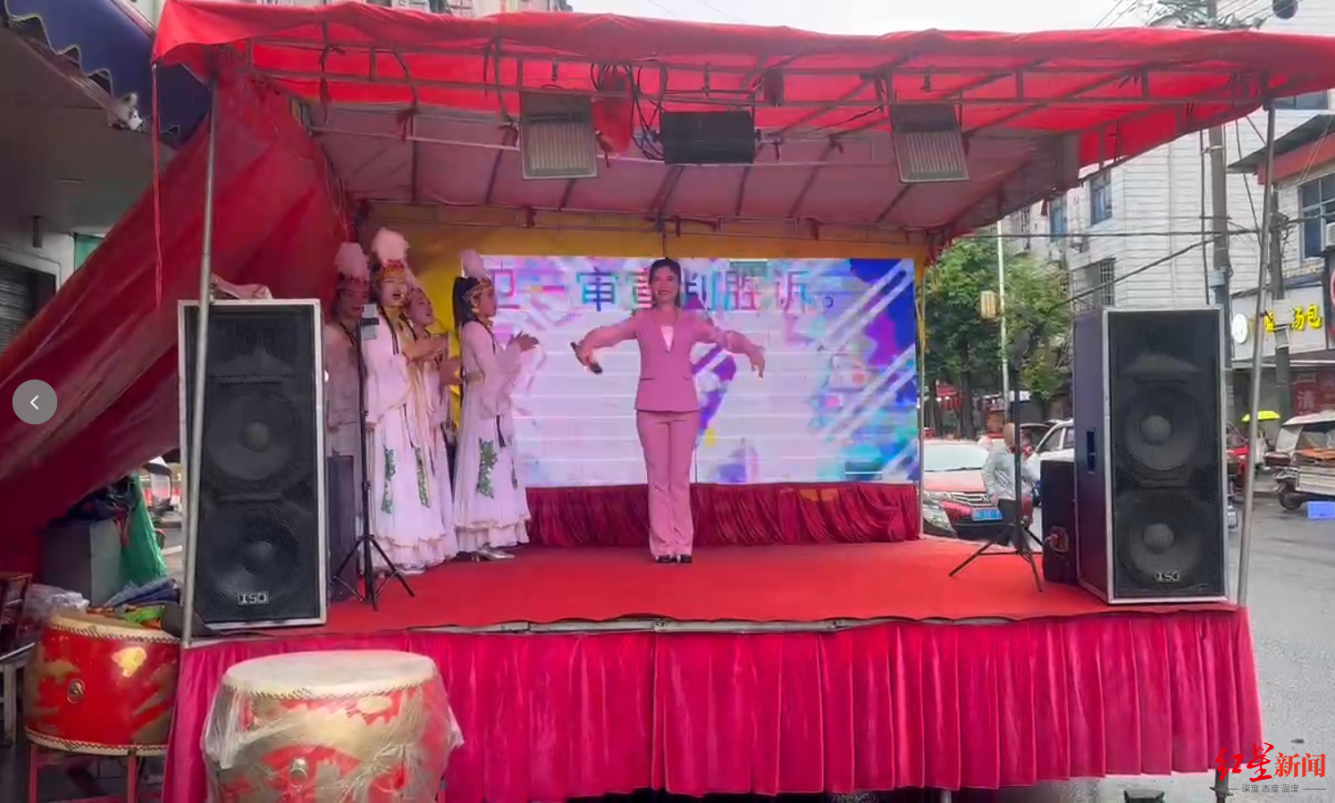 ▲一审宣判后,曹天乐花重金搞文艺演出以证清白