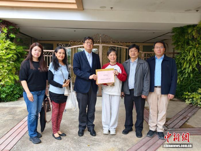 近日,全国政协委员、香港侨界社团联会会长黄楚基(左三)等慰问受灾侨友朱丽珠女士,并现场转交由香港侨界社团联会慈善基金拨出的专项慰问金。(受访者供图)