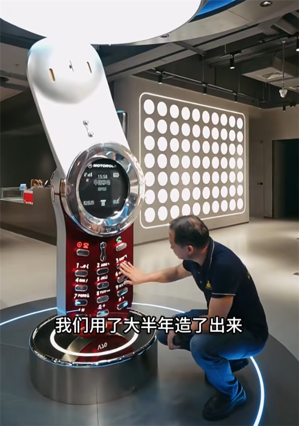 男子定制2米高摩托罗拉手机：精准还原V70 可正常通话