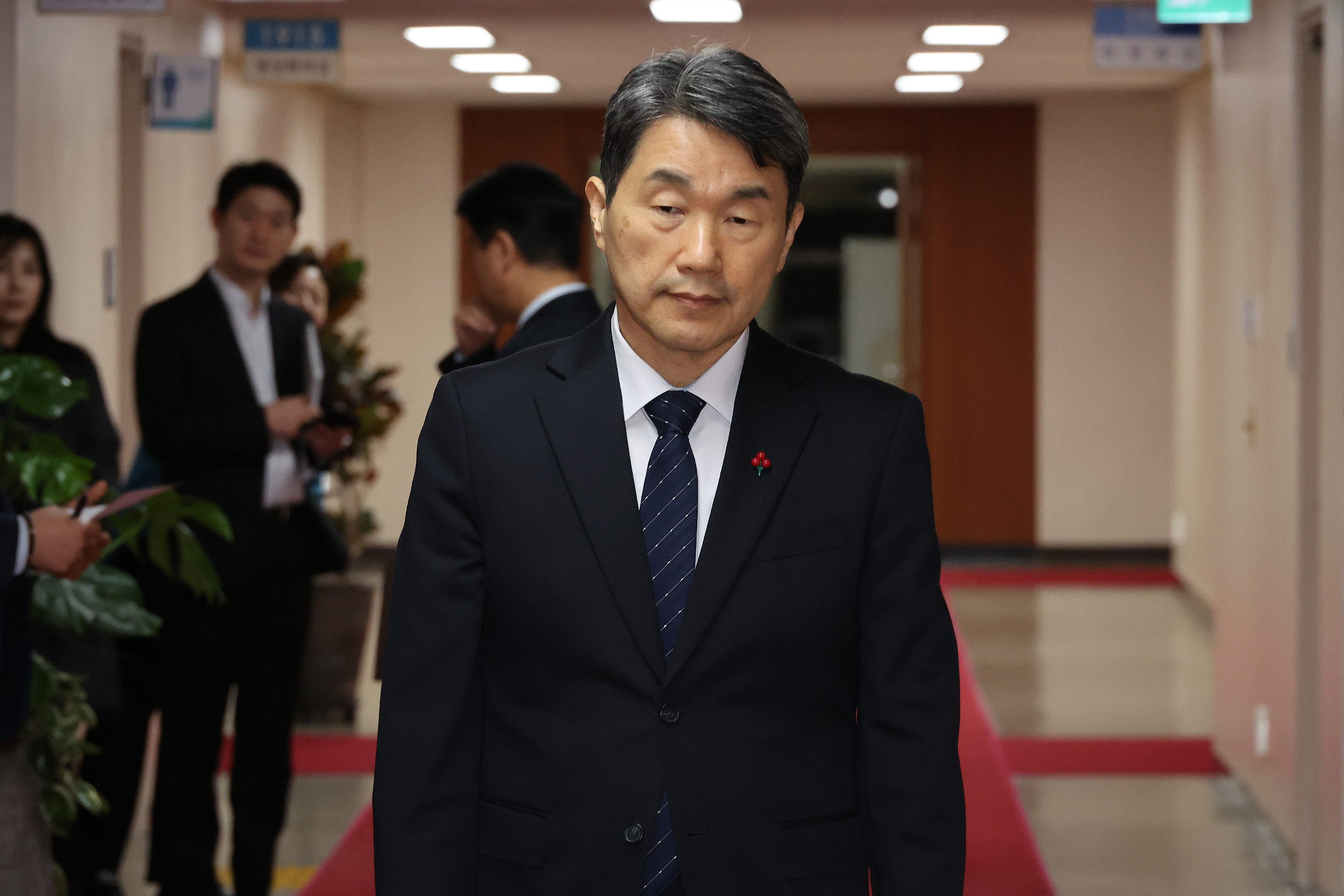 当地时间2024年12月8日，韩国首尔，负责社会事务的副总理兼教育部长官李周浩出席例行国务委员会议。视觉中国 图
