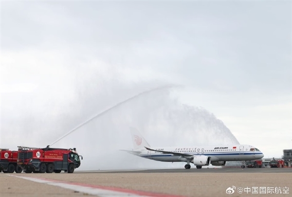 身披五星红旗！国航C919载旗首飞香港：民航最高礼仪水门迎接