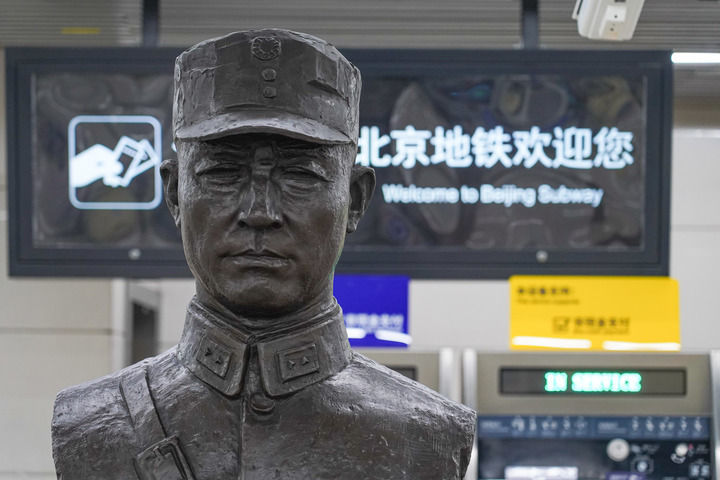 这是北京张自忠路地铁站内的张自忠雕像（8月26日摄）。新华社记者 陈钟昊 摄
