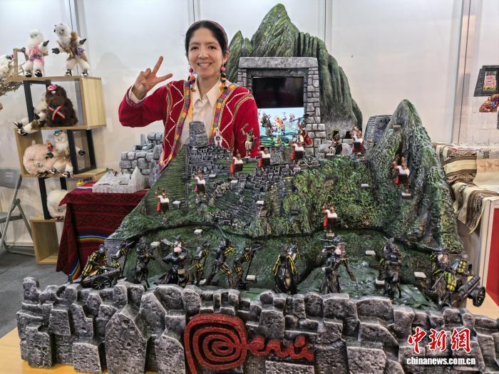 卡罗琳娜带了不少秘鲁名胜古迹的模型前来，让参观者更直观地了解秘鲁。　中新网记者 钟升 摄