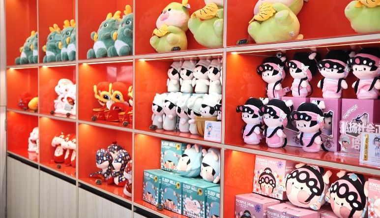 图为江苏建湖九龙口旅游度假区正在销售的IP产品。(受访者供图)