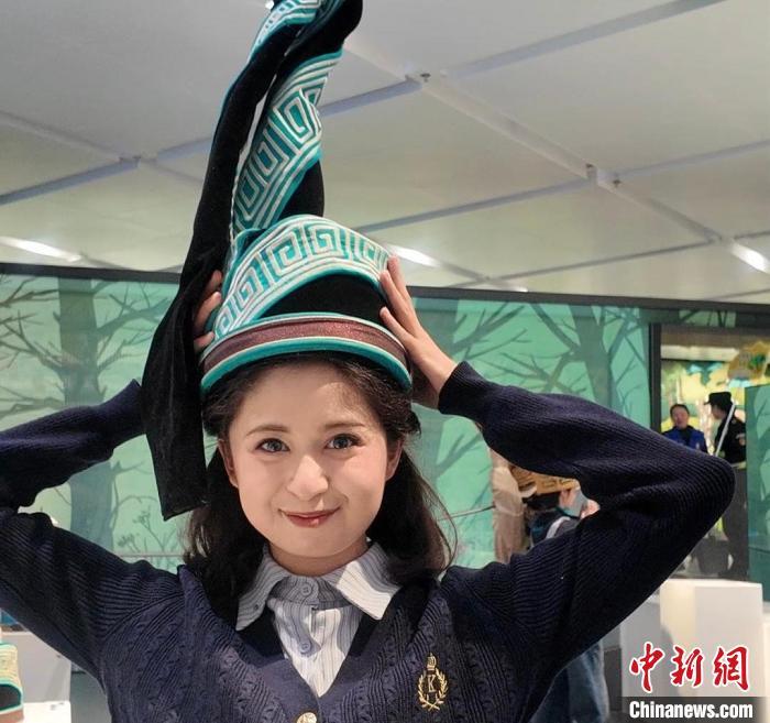 迪拉热·阿地力江在三星堆博物馆拍摄视频。　西南民族大学供图