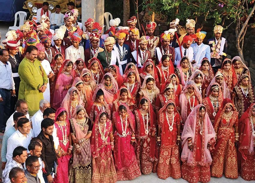 2023 年 4 月 22日,新人们在印度博帕尔举行集体婚礼