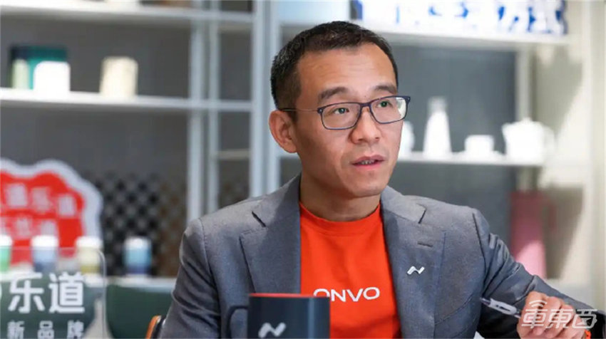 大模型上车激变!车企AI军备竞赛开启,端侧成为新风向