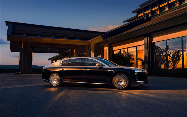 看到鸿蒙智行的MPV 我觉得友商们要紧张起来了