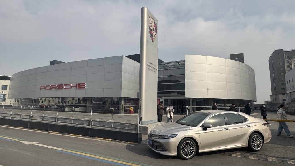 涉事郑州中原保时捷中心门口被车堵住