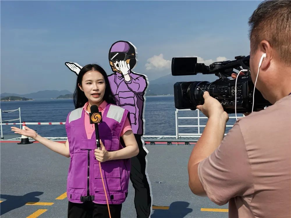 ▲香港媒体正在报道山东舰开放现场 蔡年迟 摄