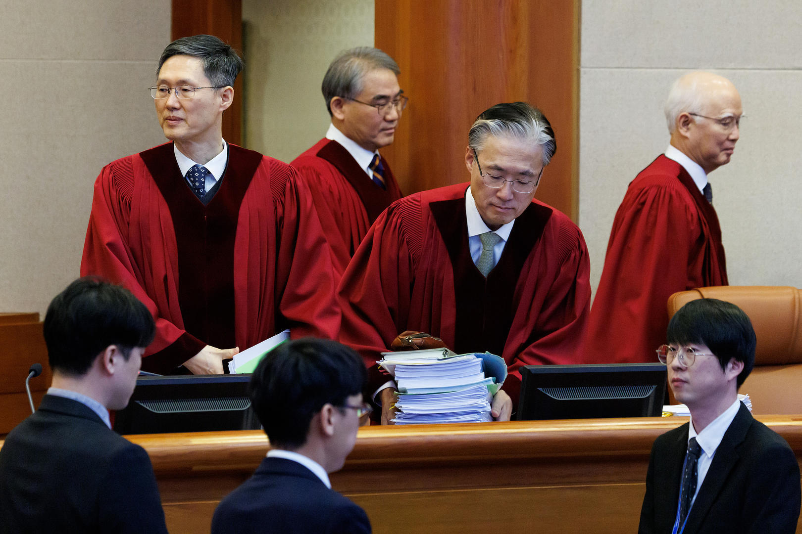 ▲当地时间2025年2月25日,韩国首尔,韩国宪法法院代理首席法官文亨培及其他法官出席尹锡悦总统弹劾审判的听证会 图据视觉中国