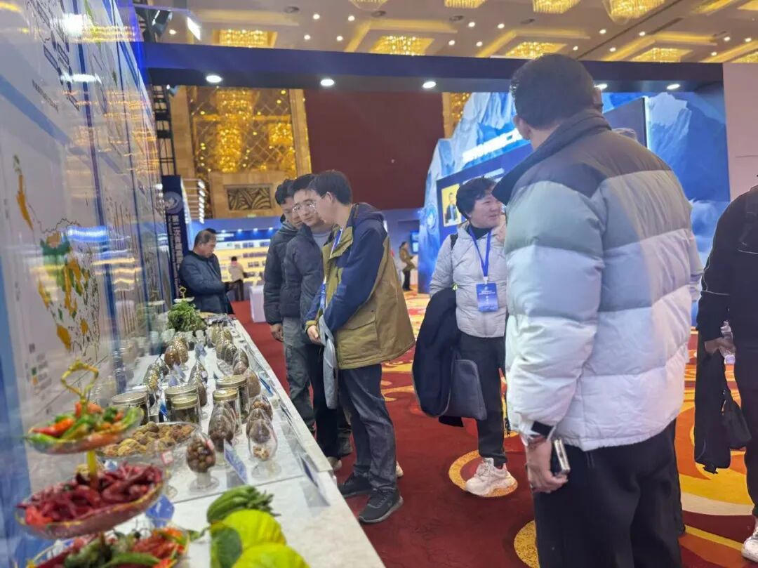 展览现场,与会者在参观科考报告与农作物成果展品。冯丽妃摄